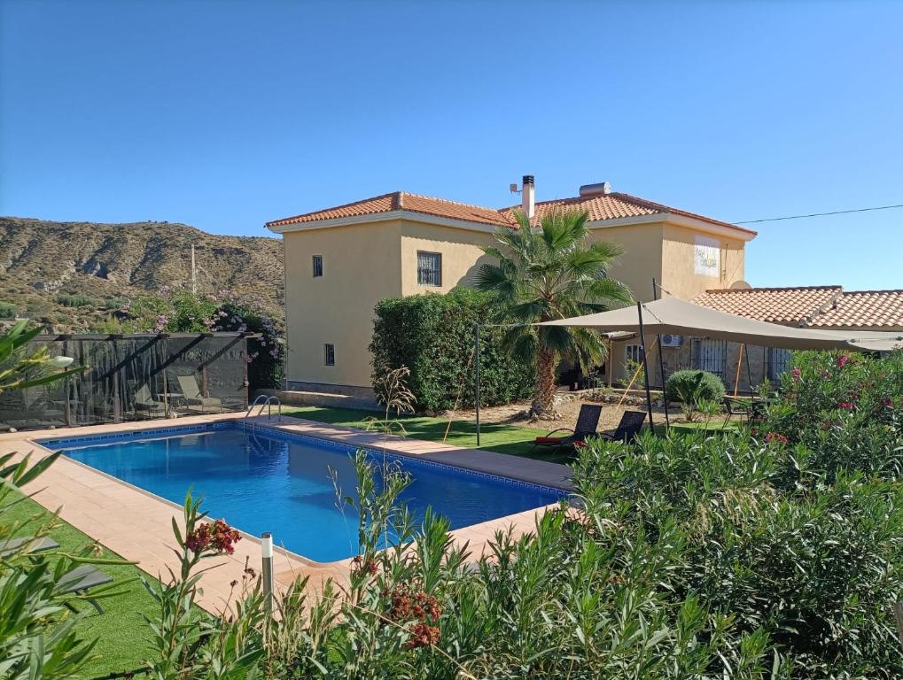 una piscina davanti a una casa di Mas Solana a Huércal-Overa