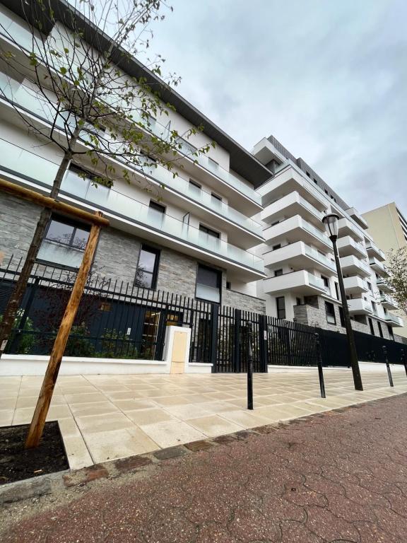 un edificio con una valla delante en Superbe appartement de 51m2 à 10mn de Paris, en Boulogne-Billancourt