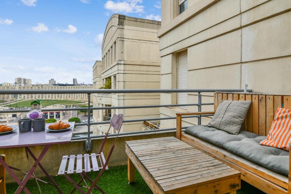 d'un balcon avec une table et un banc. dans l'établissement Studio Doris - Welkeys, à Montpellier
