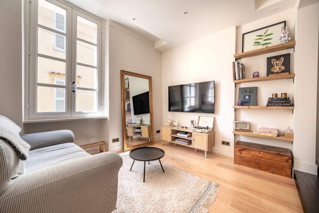 un salon avec un canapé et une table dans l'établissement Studio de l'Horloge - Welkeys, à Antibes