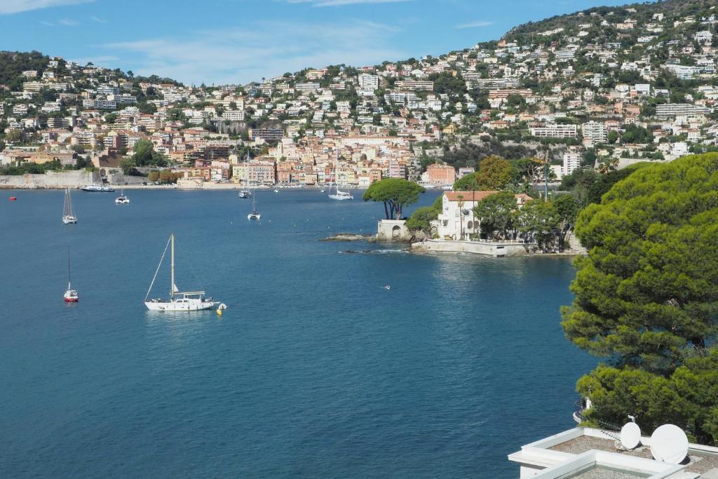 een uitzicht op een grote hoeveelheid water met boten bij Villa la Felicite in Saint-Jean-Cap-Ferrat