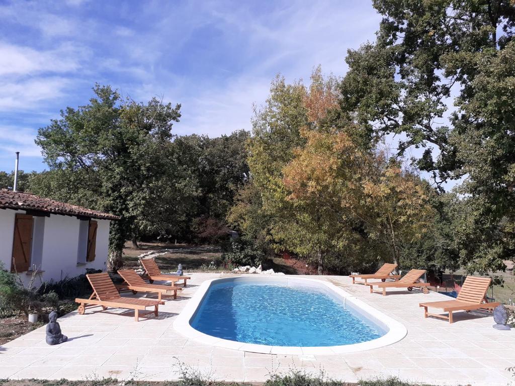 Bazén v ubytování Gîte en pleine nature, A la douceur des Chênes nebo v jeho okolí