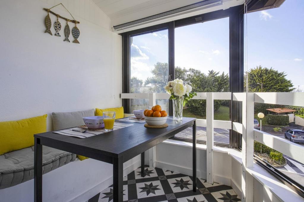 une salle à manger avec une table et une fenêtre dans l'établissement Studio des Falaises - Welkeys, à Anglet