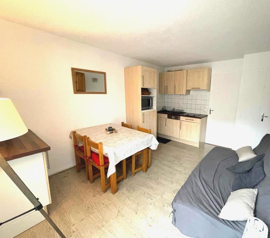Habitación pequeña con mesa y cocina en Les deux Alpes : charmant studio, quartier Vénosc, en Les Deux Alpes
