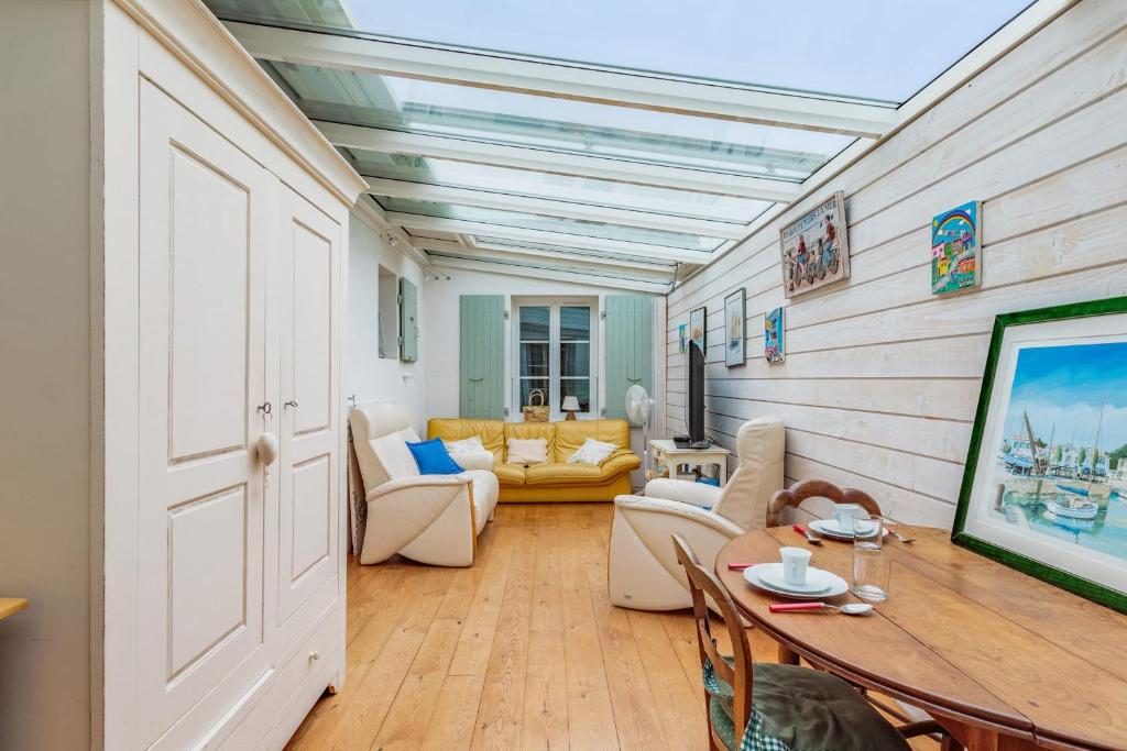 een woonkamer met een bank en een tafel bij Nice studio with veranda nearby the beach in La Flotte - Welkeys in La Flotte