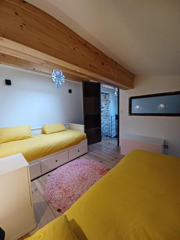 Łóżko lub łóżka w pokoju w obiekcie L'appartement au cœur de Sète.