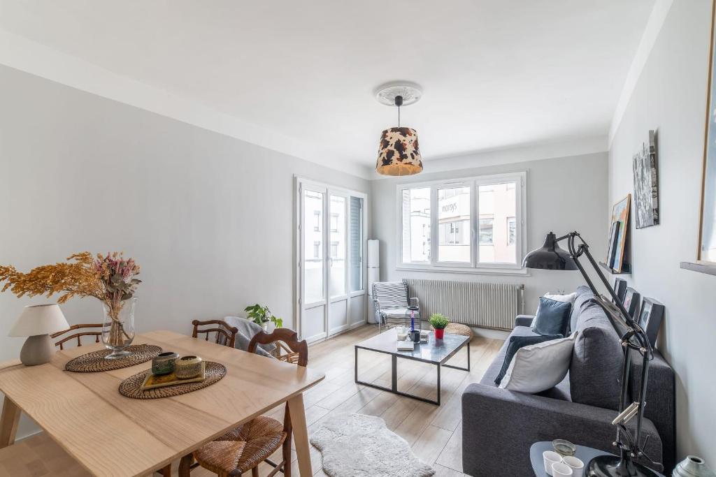 un salon avec un canapé et une table dans l'établissement Appartement de la Bannière - Welkeys, à Lyon