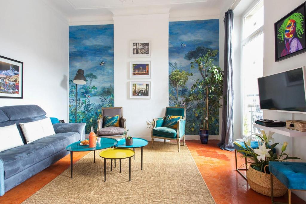 un salon avec un canapé bleu et une télévision dans l'établissement Superb flat nearby the Old Port at the heart of Marseille - Welkeys, à Marseille