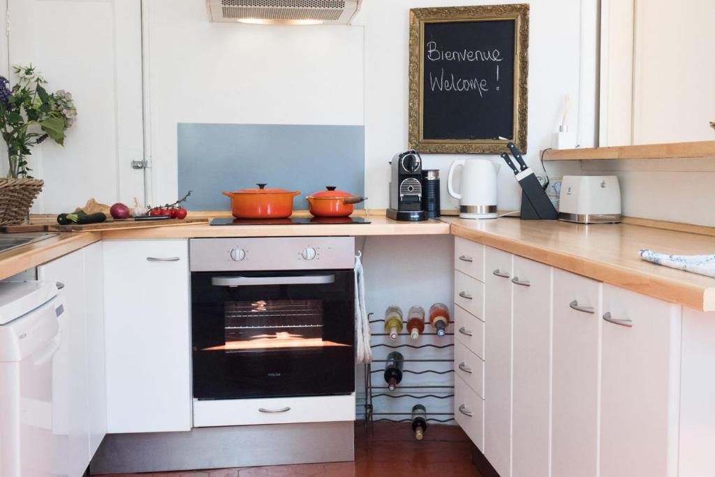 Kuchyňa alebo kuchynka v ubytovaní Appartement Grignan - Welkeys
