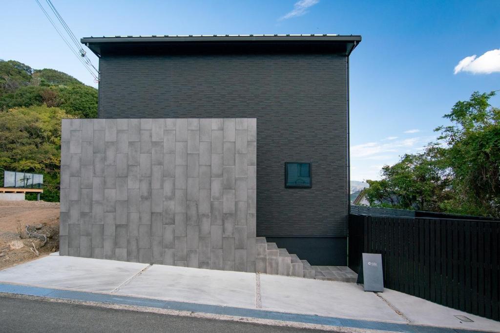 - un bâtiment en briques avec une fenêtre sur le côté dans l'établissement Awaji-shima C-Side Marine Terrace - Vacation STAY 88860v, à Minamiawaji