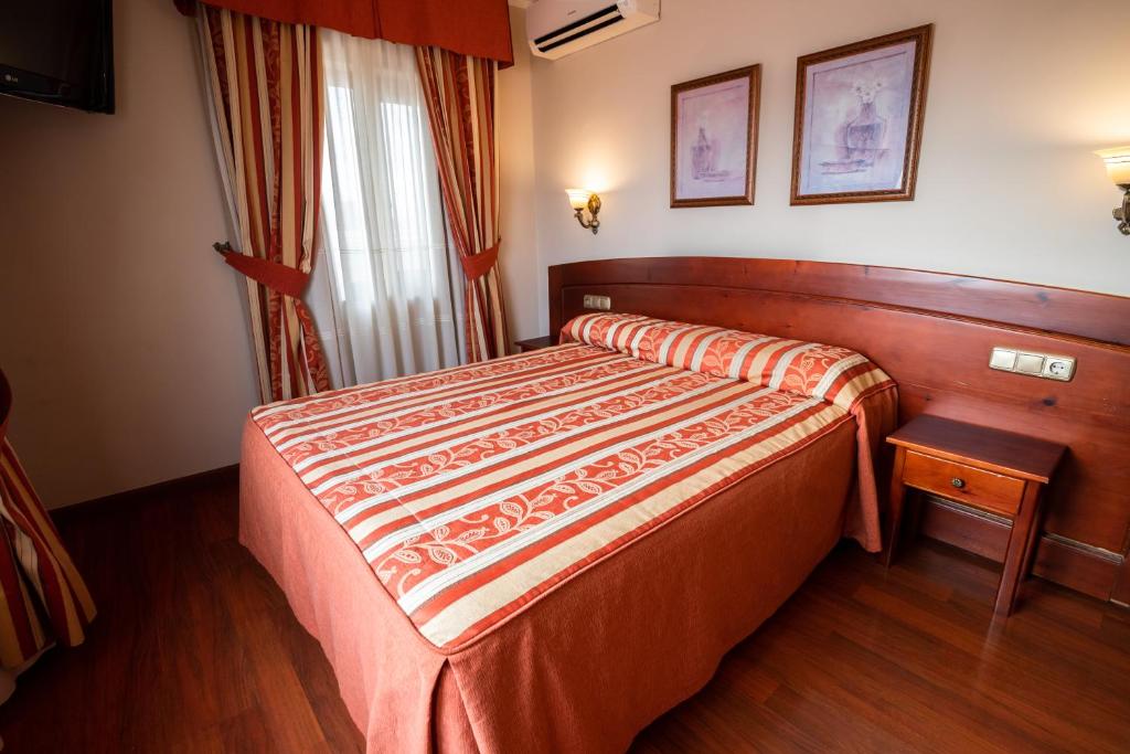 Postel nebo postele na pokoji v ubytování Hotel Alameda Málaga