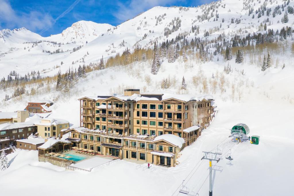 een skigebied in de sneeuw met een skilift bij The Snowpine Lodge in Alta