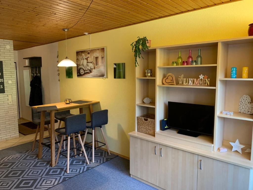 TV a/nebo společenská místnost v ubytování Ferienwohnung Chrisi im Kulmhof