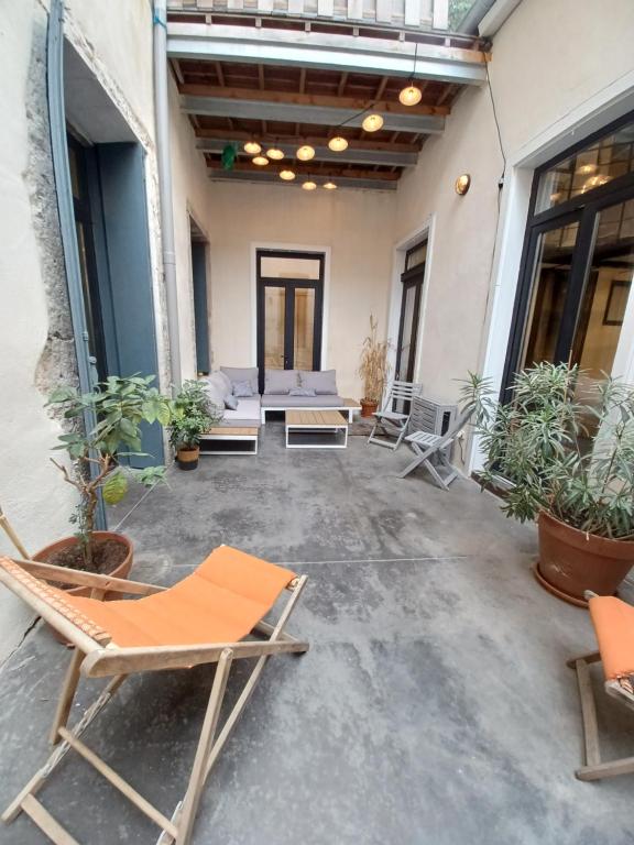 patio z krzesłami i kanapą w obiekcie L'appartement au cœur de Sète. w mieście Sète