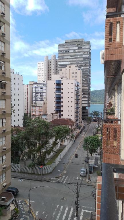 uma vista para uma rua da cidade com edifícios altos em Apto acochegante com Praia e lazer em São Vicente