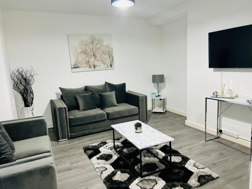 TV a/nebo společenská místnost v ubytování Beautiful and Homely 3 Bed House With FREE Parking So Close To Man City and City Centre