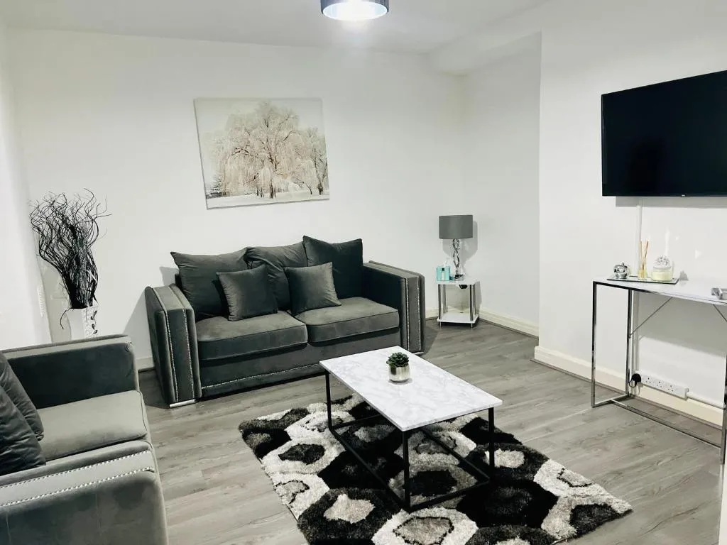 Beautiful and Homely 3 Bed House With FREE Parking So Close To Man City and City Centre