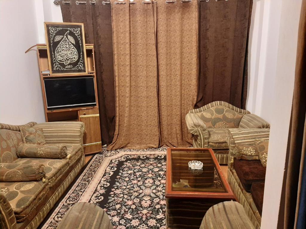 a living room with a couch and a coffee table at شقة مفروشة مشتركة بالمنصورة in Mansoura