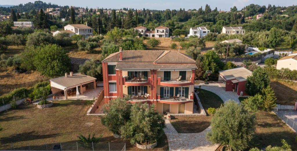 una vista aérea de una casa en Villa Mari Anna en Áfra