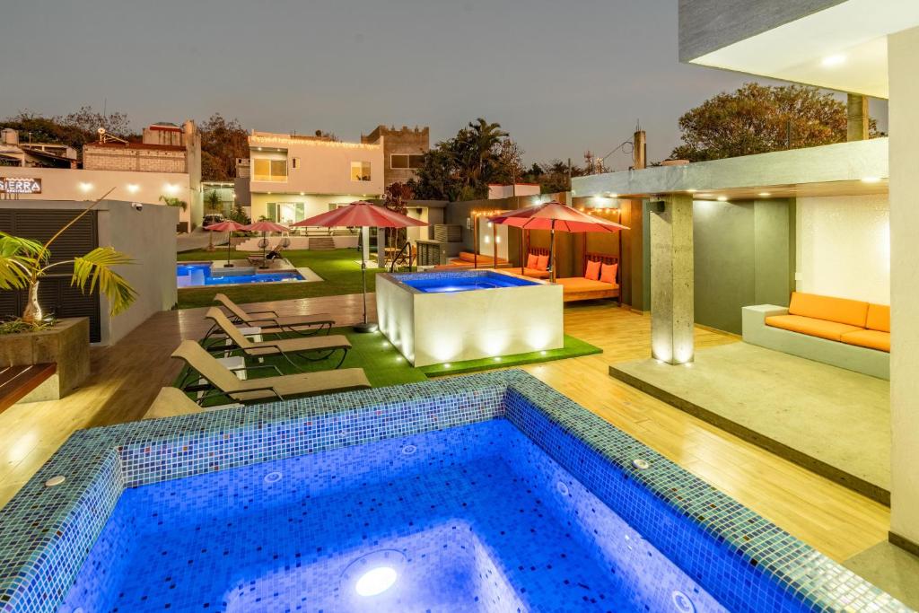 a swimming pool on the roof of a house at Sierra Apartments Estudios en Oaxtepec in Oaxtepec