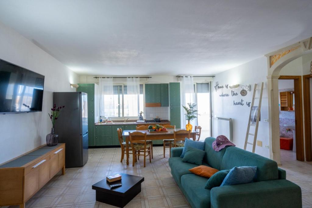 奧特朗托的住宿－Otranto perla d'Oriente，一间带蓝色沙发的客厅和一间厨房
