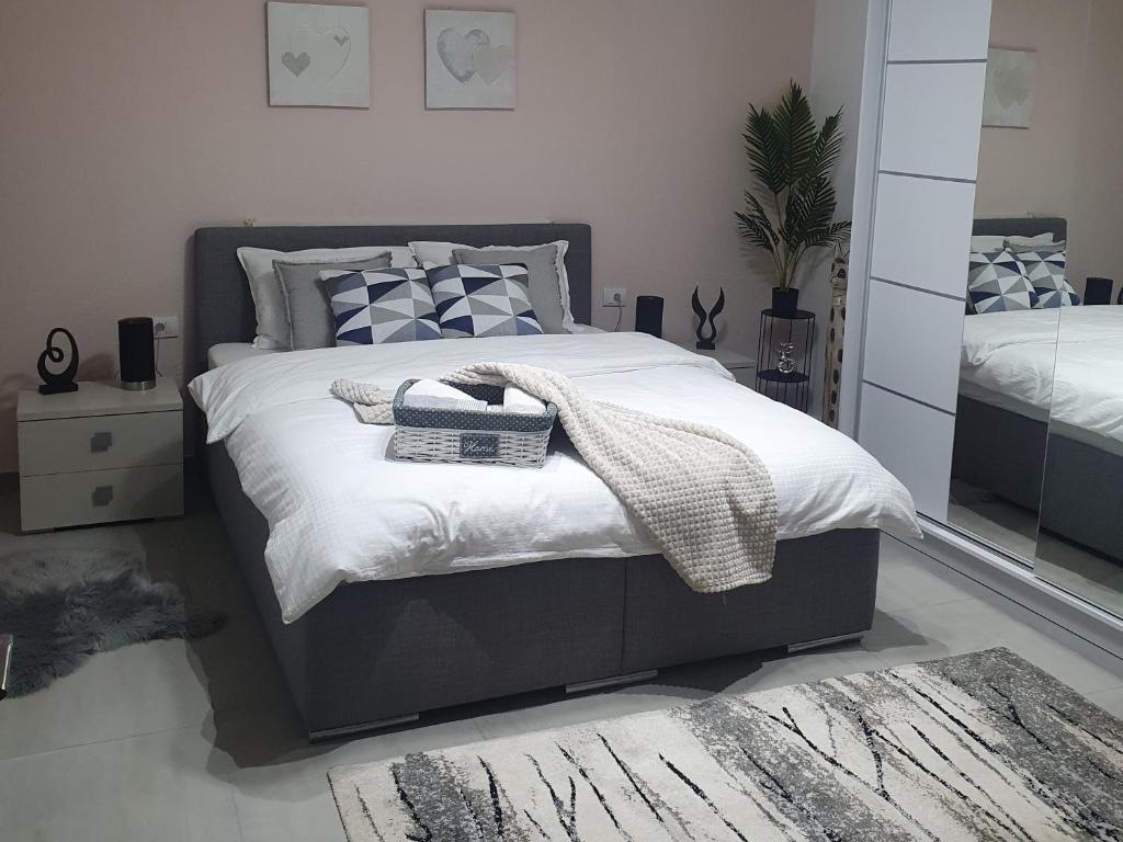 Postel nebo postele na pokoji v ubytování Afrodita apartment