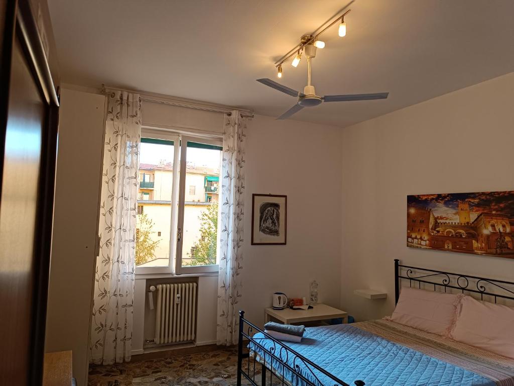 sypialnia z łóżkiem i oknem w obiekcie Affittacamere Pratello 97 w Bolonii