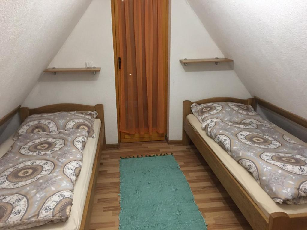 Giường trong phòng chung tại Vikendica RAJ
