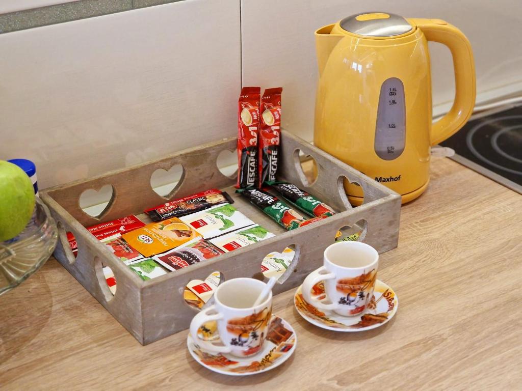 Příslušenství pro přípravu čaje a kávy v ubytování Apartment Lasta