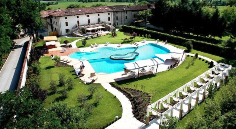 an aerial view of a large swimming pool in a yard at Tenuta Canova in Cologno al Serio