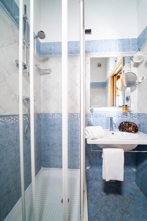 Een badkamer bij Hotel Villa Romana