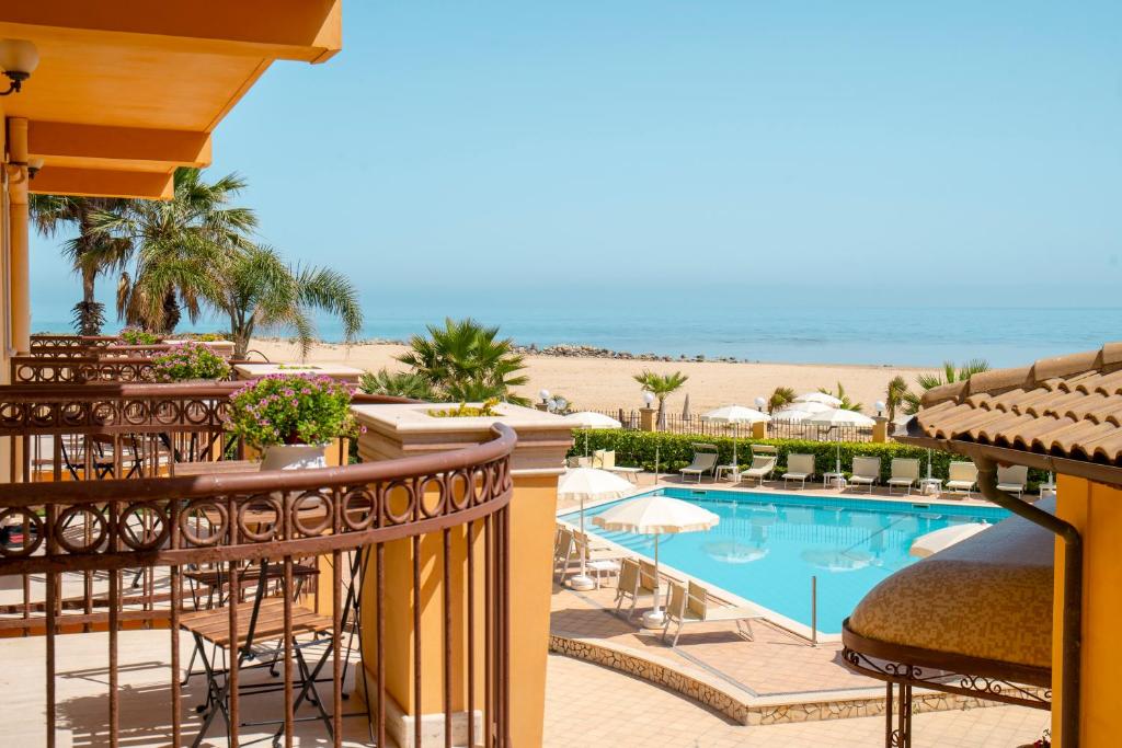 Het zwembad bij of vlak bij Hotel Villa Romana