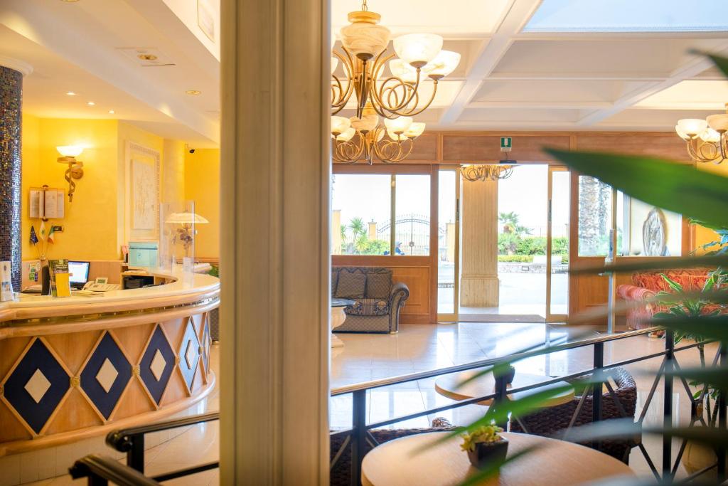 Een zitgedeelte bij Hotel Villa Romana