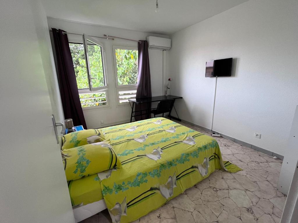 Postel nebo postele na pokoji v ubytování Chambre Chez l'habitant à 5mn de l'aéroport