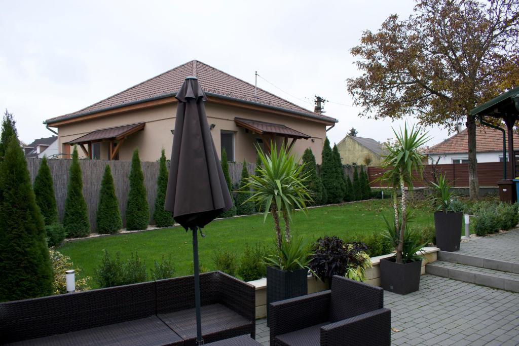 Vonkajšia záhrada v ubytovaní Gerti Apartman 2