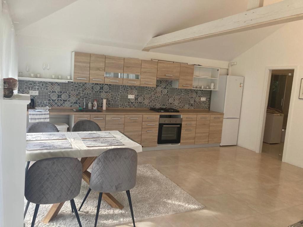 Kuchyňa alebo kuchynka v ubytovaní Villa Mato