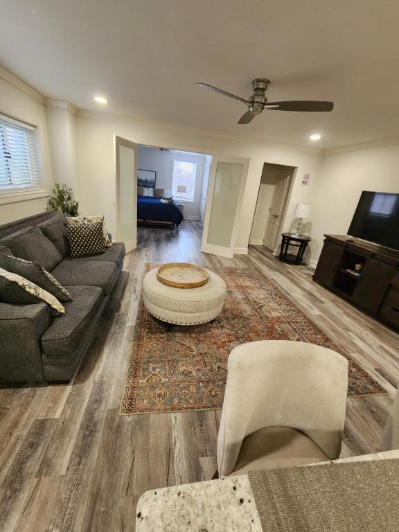 Cozy Downtown Atlanta Condo في أتلانتا: غرفة معيشة مع أريكة وطاولة