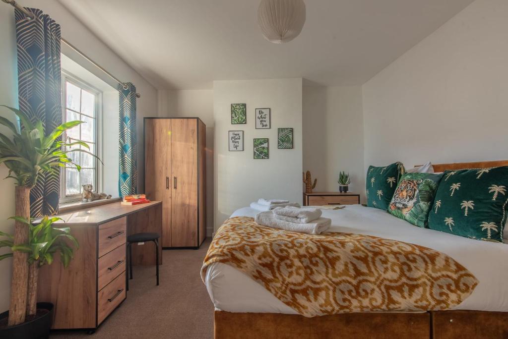 a bedroom with a bed and a desk and a window at Stylish Southampton City Centre House in Southampton