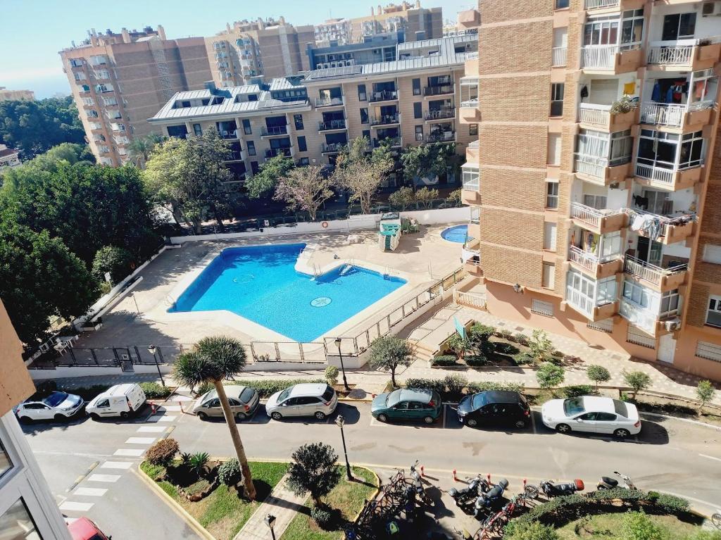 uma vista superior de uma piscina num parque de estacionamento com edifícios em Aquamarina sea view em Benalmádena