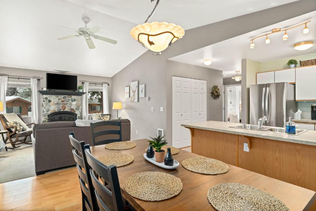 a dining room and kitchen with a table and chairs at Walk to Downtown Festivities 2Bd2Ba Condo in Leavenworth