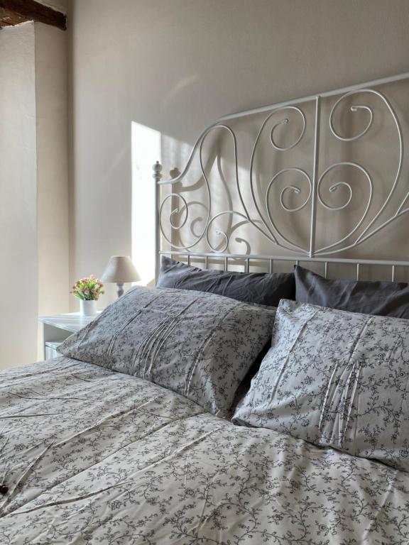 a bedroom with a bed with a metal headboard at Villa Ginevri, La casa vacanze immersa nel verde in Mondavio