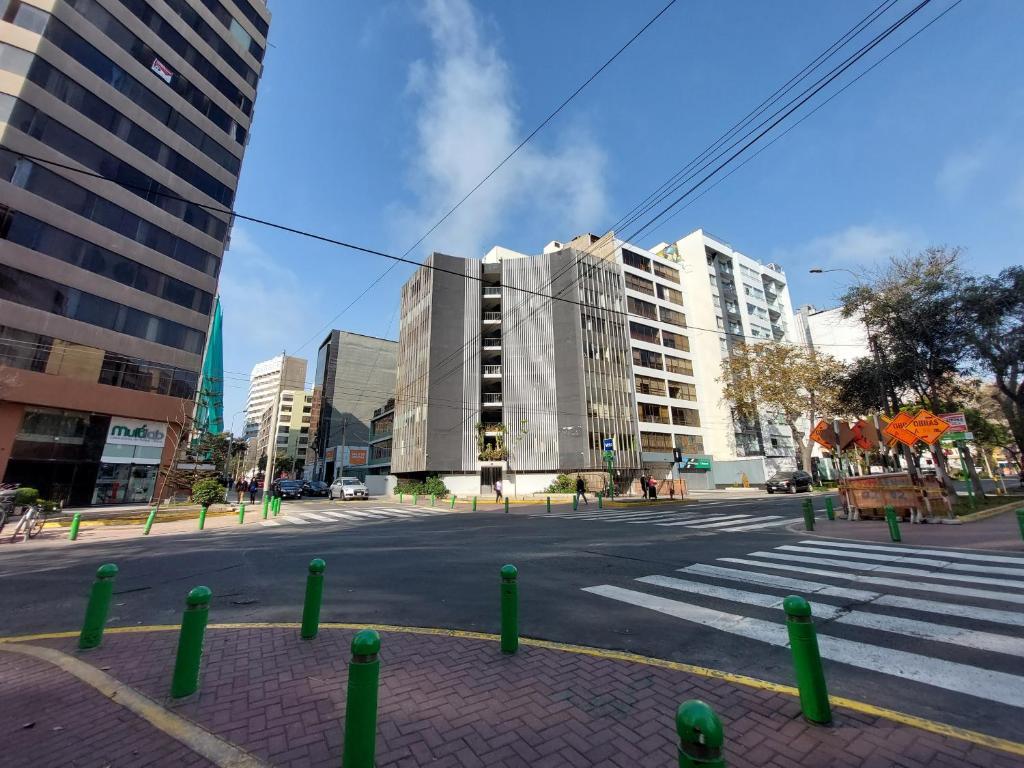 una strada cittadina con edifici alti e un passaggio pedonale di Habitaciones en Miraflores - Departamento compartido Maka's Home a Lima
