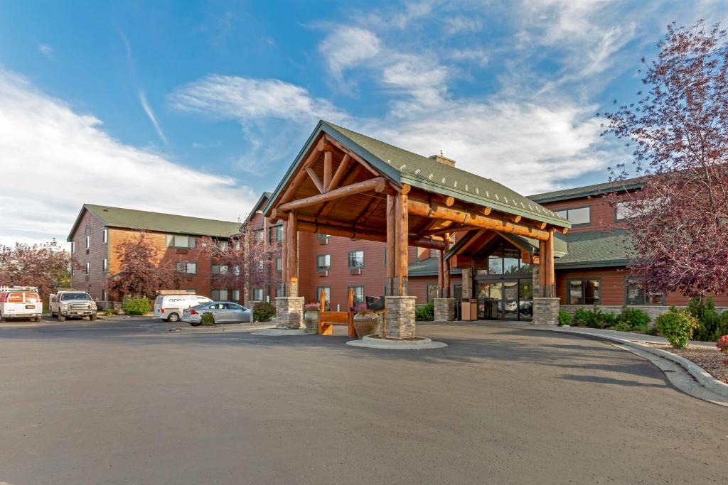 ein Gebäude mit einem Pavillon in der Mitte einer Straße in der Unterkunft Best Western Plus McCall Lodge and Suites in McCall