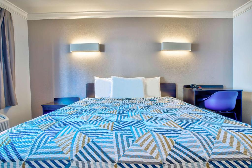Motel 6-Menifee, CA - Queen Room - Roken