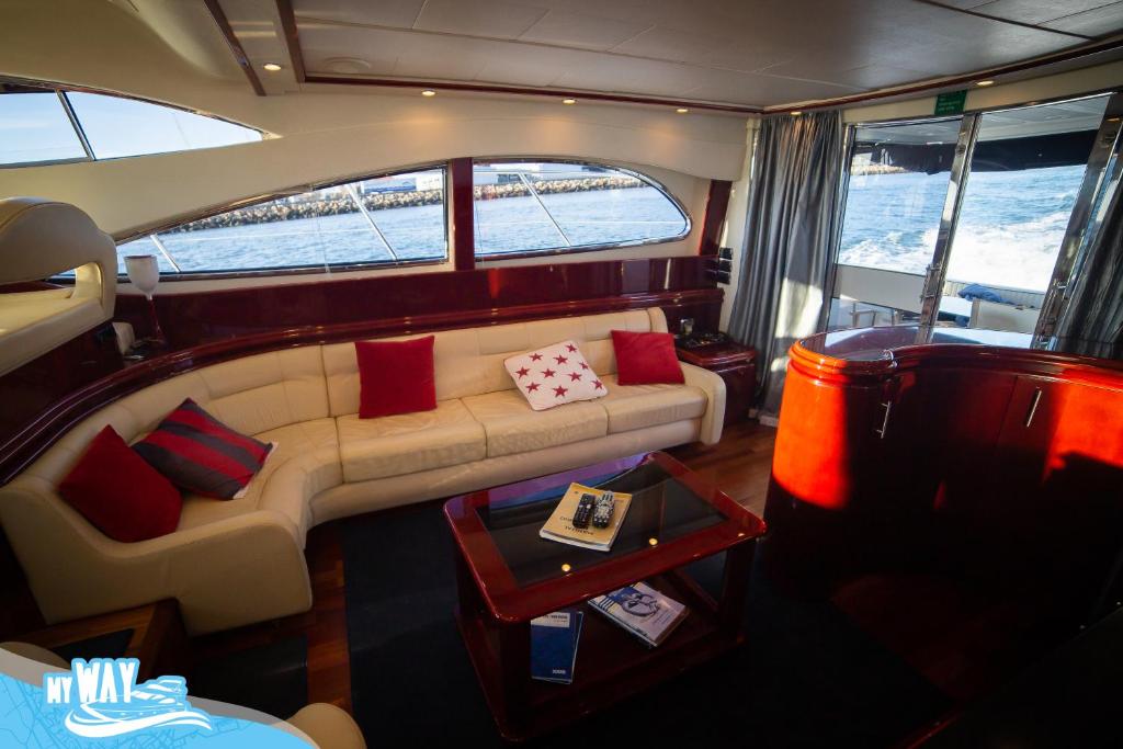uma vista superior de uma sala de estar num barco em Barco no Coração da Cidade - Iate de 5 estrelas em Viana do Castelo