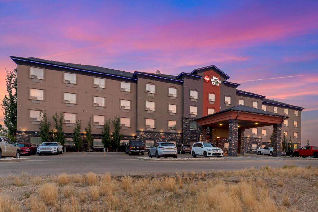 un hôtel avec des voitures garées sur un parking dans l'établissement Best Western Plus Sherwood Park, à Sherwood Park