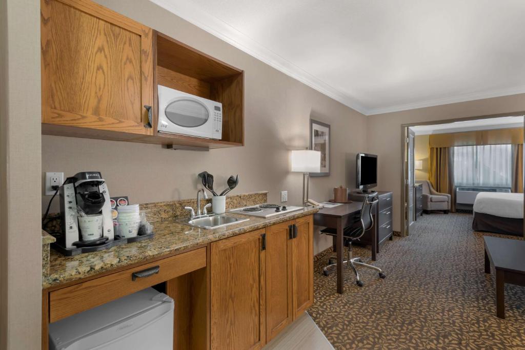 Best Western Plus Fernie Mountain Lodge photo