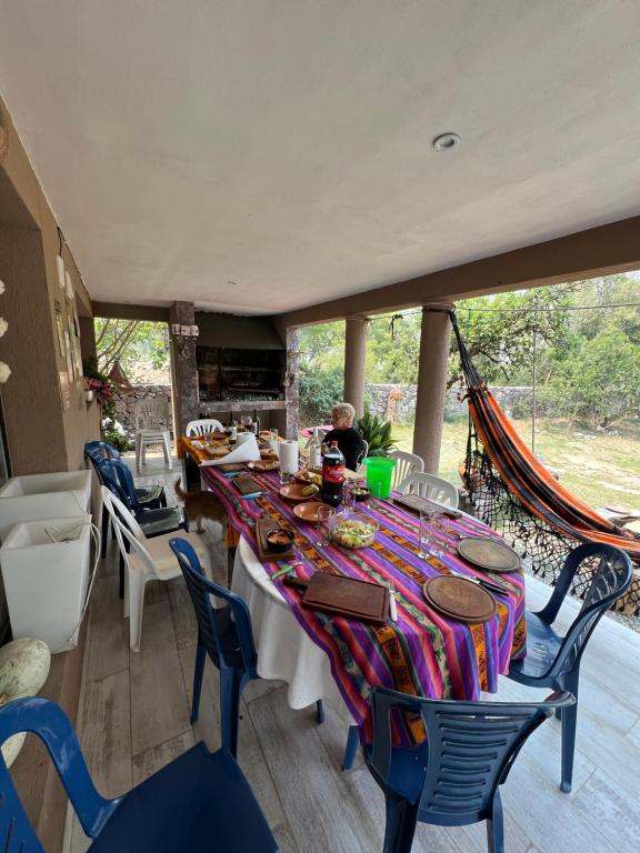 ein Esszimmer mit einem langen Tisch und Stühlen in der Unterkunft Santuyoc Lodge in Volcán