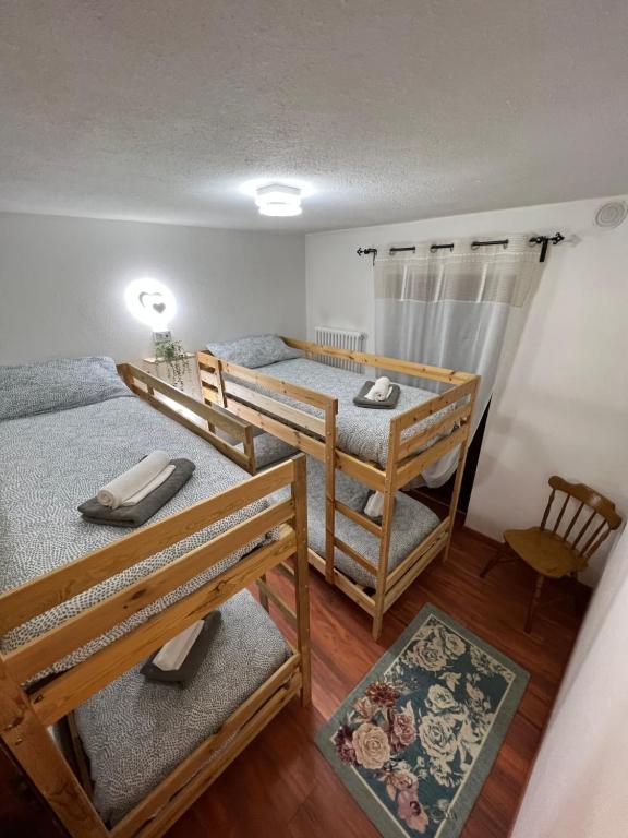 Habitación con 2 literas y mesa. en Cadore apartments, en Lorenzago