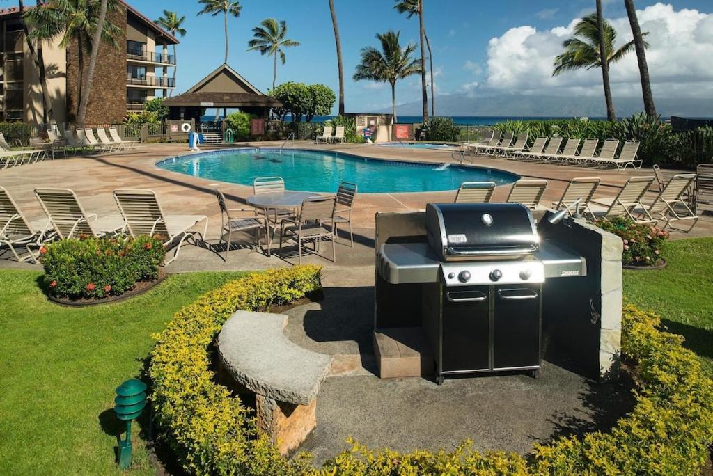 Bazén v ubytování Maui Westside Presents: Papakea J401 Top floor Ocean Views nebo v jeho okolí
